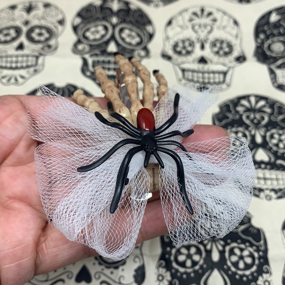 3” creepy hair clips skeleton hands with black widow spider 🕷 made by me NEW - Picture 10 of 17